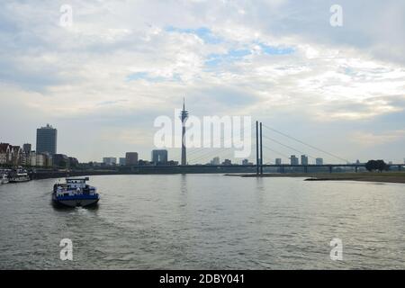 Promenade de la rive du Rhin à Düsseldorf, Allemagne Banque D'Images