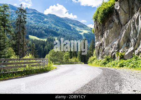 Montagnes des Alpes. Montagne alpine d'Autriche avec nuages Banque D'Images