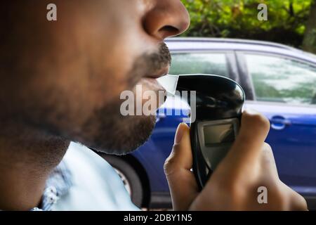 Appareil d'essai d'alcootest avant de conduire la voiture Banque D'Images