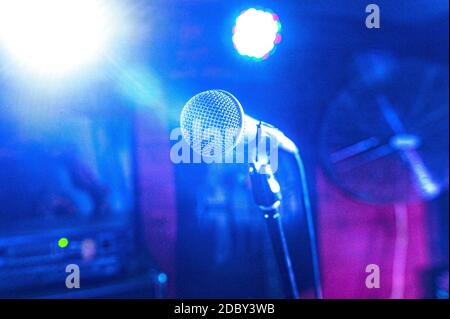 microphone vocal dans un ensemble de spots sur un concert scène dans un club Banque D'Images