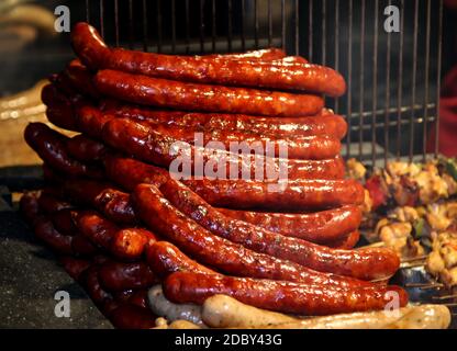 De délicieuses saucisses grillées sur un grill. Banque D'Images