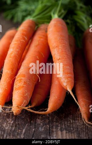 Un tas de carottes sur une planche en bois Banque D'Images