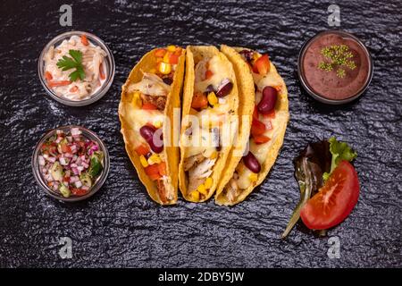 Trois tacos mexicains sur ardoise Banque D'Images