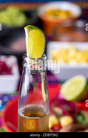 lime dans une bière avec tortilla mexicaine et salsas Banque D'Images