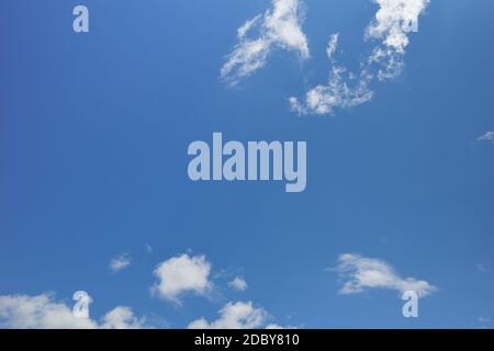 Nuages blancs déchirés dans le ciel bleu paisible Banque D'Images