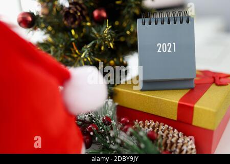 Calendrier en papier et cadeau du nouvel an près de l'arbre de Noël à la maison Banque D'Images