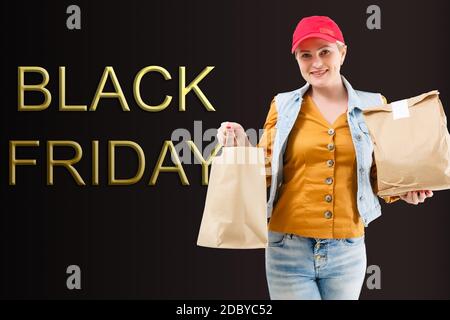 Shopping le Black Friday ! Portrait d'une femme heureuse recevant une boîte de morsures faites en ligne. Banque D'Images