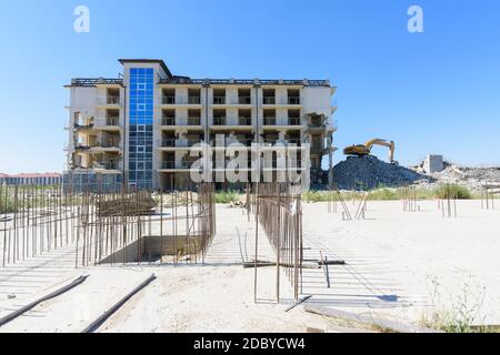 Démantèlement du complexe hôtelier construit reconnu comme étant une construction illégale par une décision du tribunal Banque D'Images