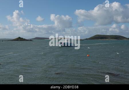 Traversée de ferry de passagers New Grimsby Sound depuis l'île de Bryher à l'île de Tresco dans les îles de Scilly Banque D'Images