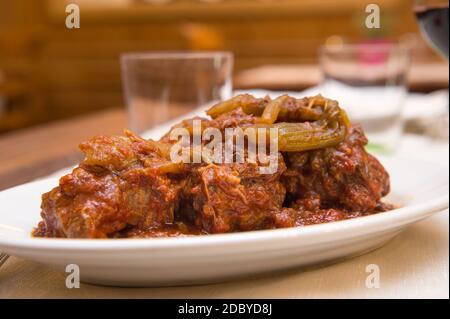 Spécialité de plat de queue de viande de la région du latium et de la région de Rome appelé coda alla vaccinara Banque D'Images