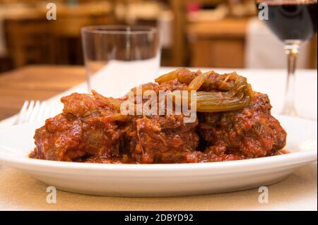 Spécialité de plat de queue de viande de la région du latium et de la région de Rome appelé coda alla vaccinara Banque D'Images