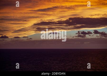 Magnifique coucher de soleil sur l'océan, Banque D'Images