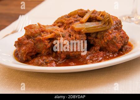 Spécialité de plat de queue de viande de la région du latium et de la région de Rome appelé coda alla vaccinara Banque D'Images