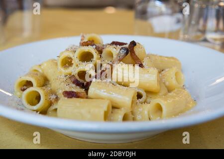 Le rigatoni alla carbonara est un plat de spécialité de la région du latium Et le tour des Roms Banque D'Images