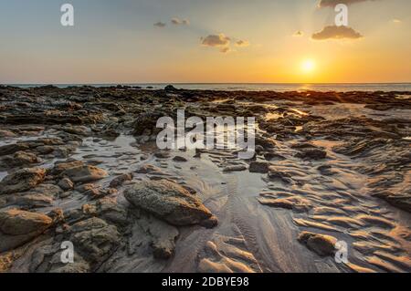 Plage de golden sunset light durant la marée basse montrant des formations de sable et de pierre mouillée non couverts par la mer. Kantiang Bay, Ko Lanta, Thaïlande. Banque D'Images