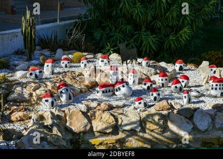 Village modèle en pierres peintes en rouge et blanc, la Mata, Torrevieja, Costa Blanca, Alicante, Espagne Banque D'Images