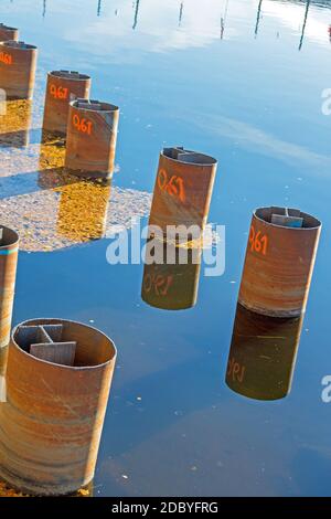 Tuyaux en acier avec support de faisceau dans la construction de l'eau Banque D'Images