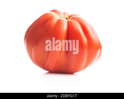 Steak de tomate rouge isolé sur fond blanc. Banque D'Images