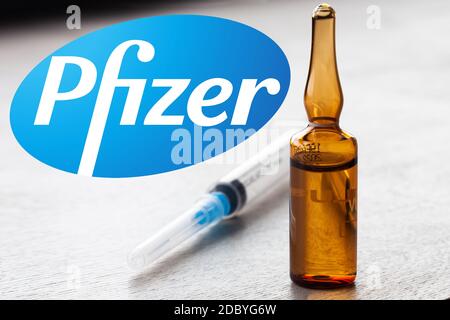 Société pharmaceutique Pfizer de vaccins contre le coronavirus. Logo Pfizer avec nouveau vaccin et nouvelle seringue. Banque D'Images