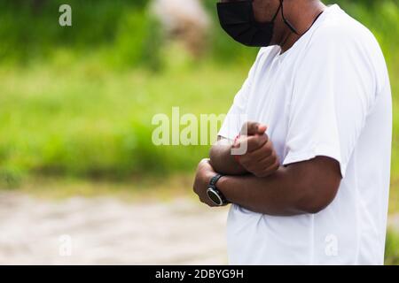 Gros plan asiatique jeune coureur sport noir homme porter montre il a la douleur de coude et d'utiliser les mains joint tenir le coude pendant que vous faites de l'exercice dans la rue extérieure, vous pourrez vous soigner Banque D'Images