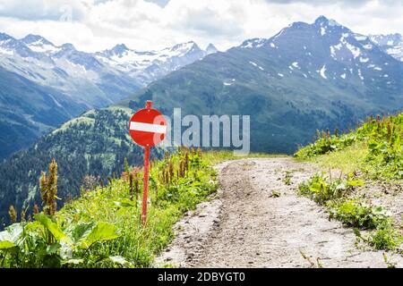 Panneau d'arrêt sentier de randonnée ou sentier de VTT fermé Banque D'Images