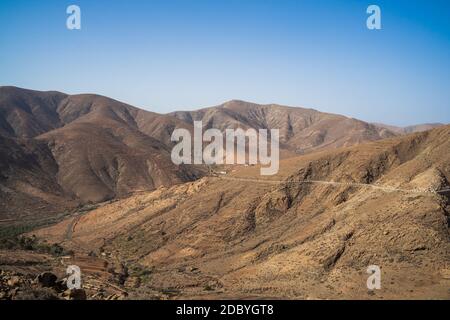 Vue sur le paysage de montagne depuis le point de vue de Risco de las Penas. Fuerteventura. Îles Canaries. Espagne. Banque D'Images