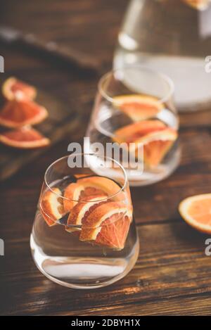 L'eau infusée avec du sang d'oranges dans le verre de boisson Banque D'Images