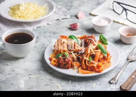 Pâtes avec mini-boulettes de viande, sauce tomate et parmesan Banque D'Images