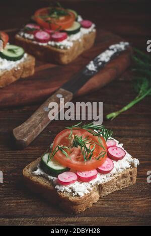Des sandwichs végétariens avec des tranches de tomates, concombre et radis Banque D'Images