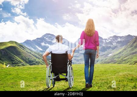 Marcher avec un patient handicapé. Femme et mari attentionnés Banque D'Images