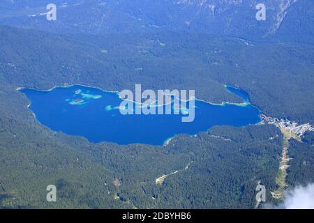 vue sur l'eibsee en dessous du zugspitze en bavière Banque D'Images