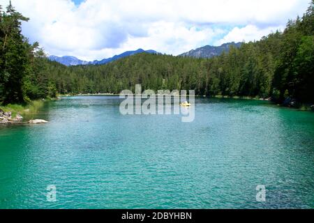 vue sur l'eibsee en dessous du zugspitze en bavière Banque D'Images