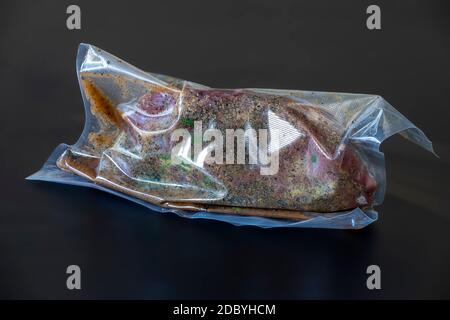 viande crue dans un sac sous vide Banque D'Images