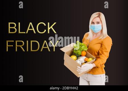 Shopping le Black Friday ! Portrait d'une femme heureuse recevant une boîte de morsures faites en ligne. Banque D'Images