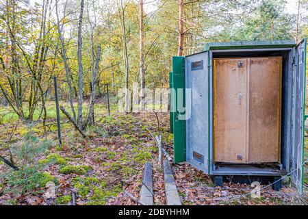 Boîte de relais de commande de l'ancien chemin de fer du Rhin (IJzeren Rijn), entourée d'arbres d'automne avec feuillage vert jaunâtre, Meinweg réserve naturelle Banque D'Images