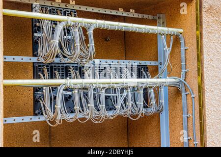 Installation électrique avec des fils blancs reliés par une attache en plastique dans une boîte de relais de commande désutilisée de l'ancien chemin de fer Rhin (IJzeren Rijn). Limite médiane Banque D'Images