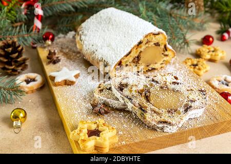 Stollen avec le massepain de Noël traditionnel allemand ou pain aux fruits avec des décorations de vacances. Banque D'Images