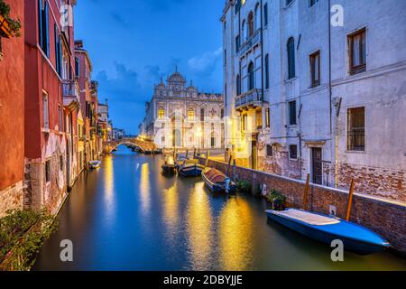 Canal dans la vieille ville de Venise au crépuscule avec La Scuola Grande di San Marco à l'arrière Banque D'Images