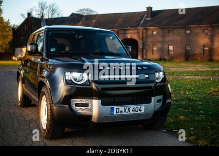 Der neue Land Rover Defender D200 Baujahr 2020. Ausführung 110 mit 4 Türen, Stahlfelgen, Geländebereifung und Luftfahrwerk. Banque D'Images