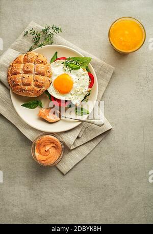 Le petit-déjeuner est servi avec un sandwich aux œufs et au jus d'orange. Délicieux petit déjeuner sain classique. Banque D'Images