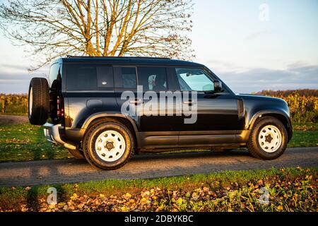 Der neue Land Rover Defender D200 Baujahr 2020. Ausführung 110 mit 4 Türen, Stahlfelgen, Geländebereifung und Luftfahrwerk. Banque D'Images