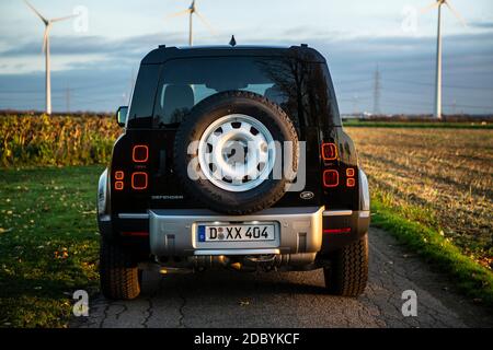 Der neue Land Rover Defender D200 Baujahr 2020. Ausführung 110 mit 4 Türen, Stahlfelgen, Geländebereifung und Luftfahrwerk. Banque D'Images