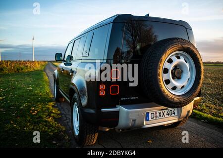 Der neue Land Rover Defender D200 Baujahr 2020. Ausführung 110 mit 4 Türen, Stahlfelgen, Geländebereifung und Luftfahrwerk. Banque D'Images