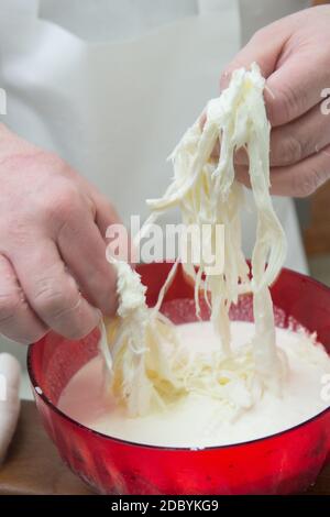 production de la mozzarella typique des pouilles appelée burrata. Banque D'Images
