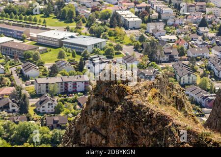 Vue en grand angle depuis les Rotenfels de Bad Muenster am Stein Ebernburg avec des rochers en premier plan Banque D'Images