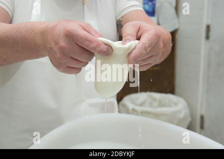 production de la mozzarella typique des pouilles appelée burrata. remplissage du burrata. Banque D'Images