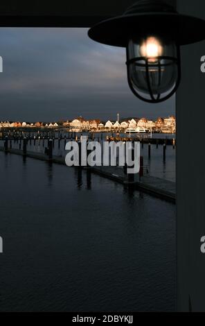 L'horizon de Lübeck-Travemünde est illuminé par le soleil levant et le ciel est nuageux Banque D'Images