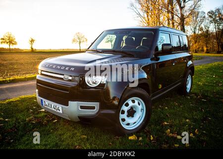 Der neue Land Rover Defender D200 Baujahr 2020. Ausführung 110 mit 4 Türen, Stahlfelgen, Geländebereifung und Luftfahrwerk. Banque D'Images