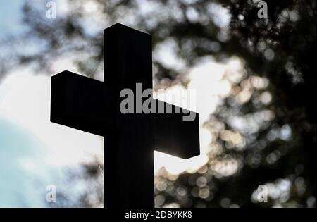 Baruth, Allemagne. 14 novembre 2020. Une croix rétro-éclairée dans un cimetière. Credit: Patrick Pleul/dpa-Zentralbild/ZB/dpa/Alay Live News Banque D'Images