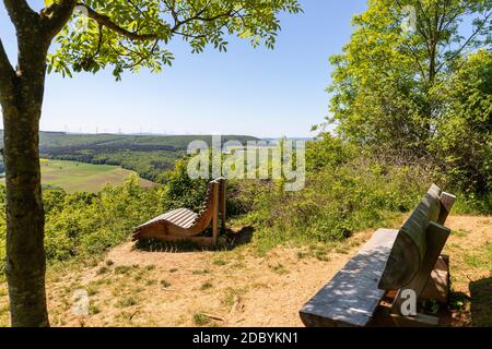 Vue panoramique depuis le Lemberg au paysage avec banc en bois en premier plan Banque D'Images
